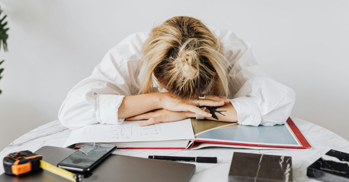 The 3 PM Crash: Why It Happens and How I Fixed Mine Without Caffeine